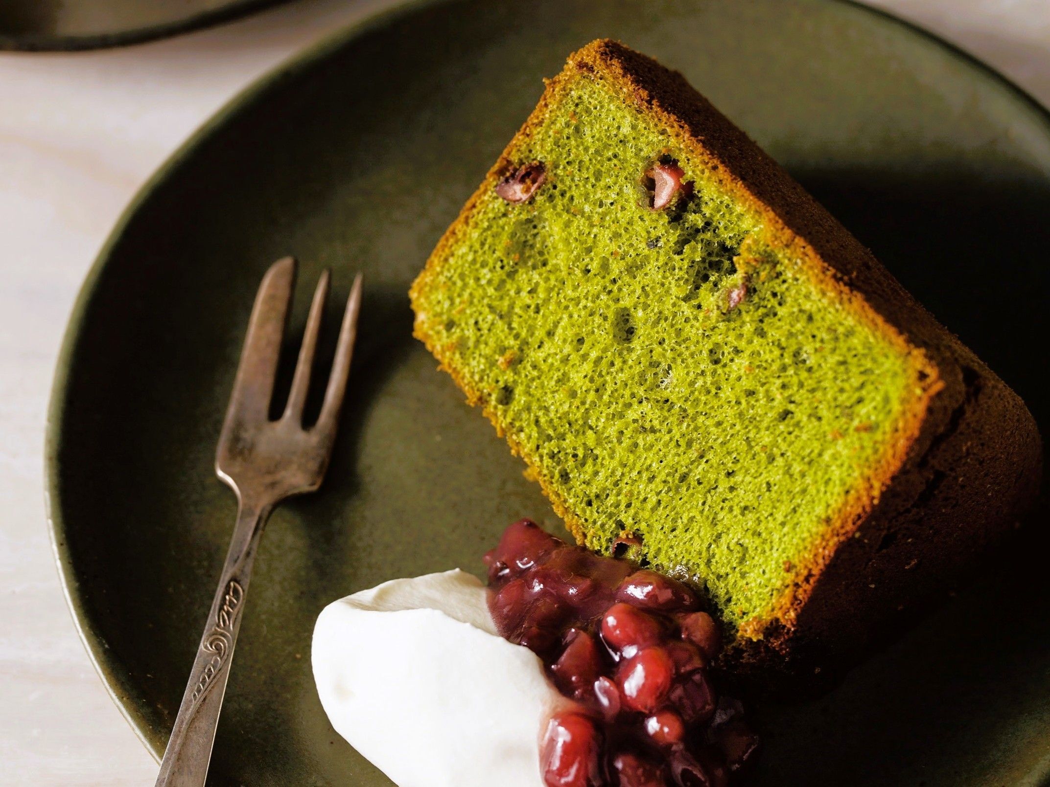 シフォン型で焼くと美味しい！「抹茶あずきシフォンケーキ」の作り方。生クリームを添えれば、よりリッチな仕上がりになりますよ♪