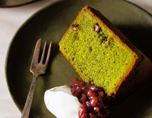 シフォン型で焼くと美味しい！「抹茶あずきシフォンケーキ」の作り方。生クリームを添えれば、よりリッチな仕上がりになりますよ♪