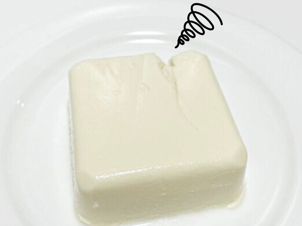 『パック豆腐』を崩さずツルンと取り出せるカンタン裏ワザ。次からゼッタイこれやる！！