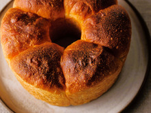 〈バターなし〉シフォン型で焼く、ちぎりパン風「ふんわり食パン」の作り方。生クリームとホワイトチョコレートの甘さとコクがたまりませんよ♪