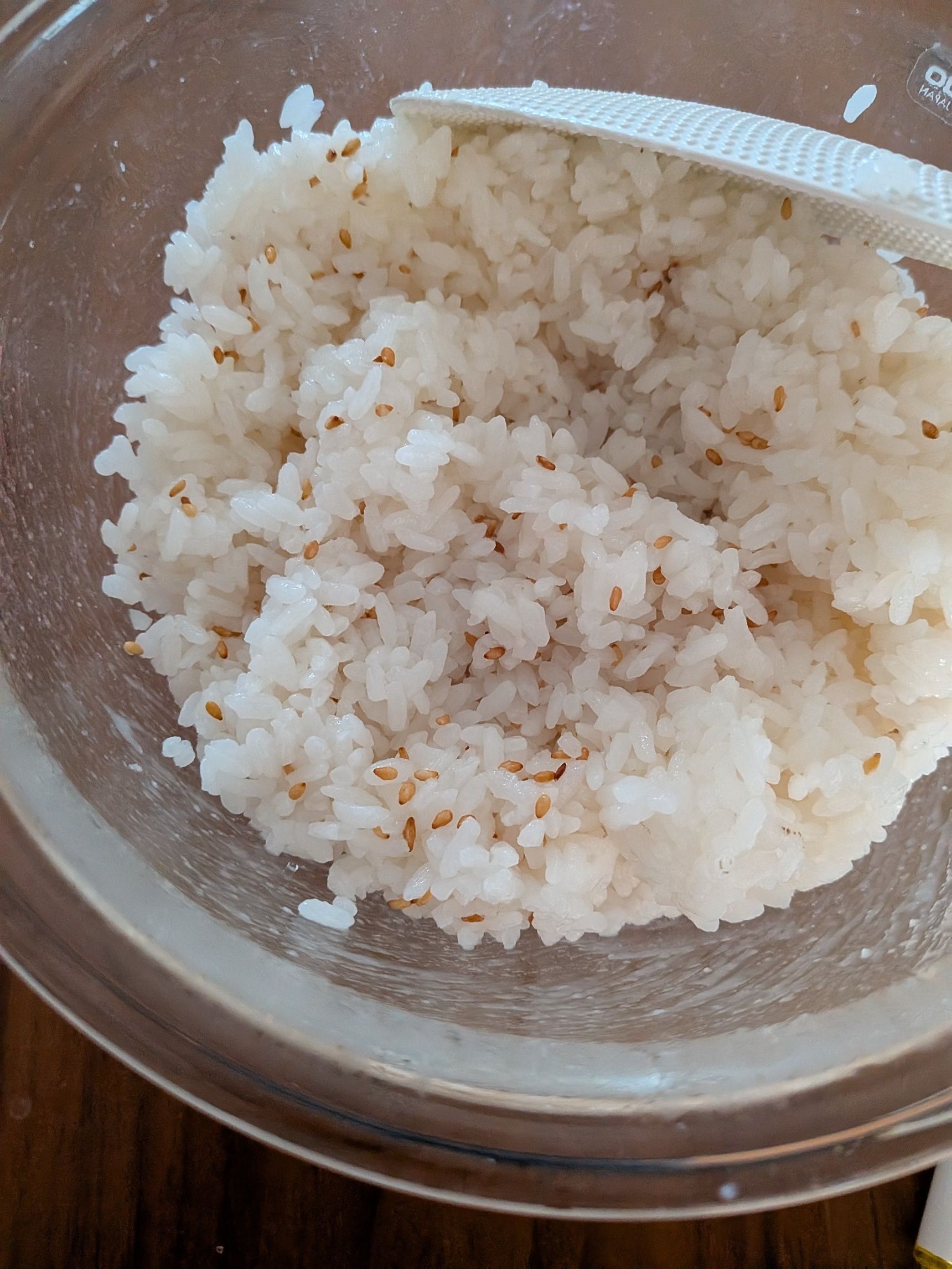 1、温かいご飯をボウルに入れ、◯を入れてよく混ぜる。