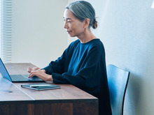 〈58歳の一人暮らし〉洋服はいつも同じ印象でいい。自分が落ち着く3色を、数枚だけで大丈夫