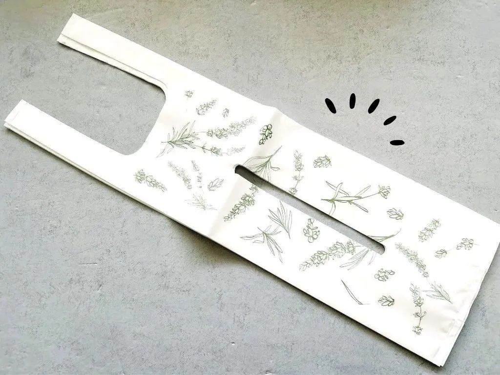 【ダイソー】穴が空いたビニール袋！？買い物用でもゴミ捨て用でもなく、実はキッチンで大活躍でした♪