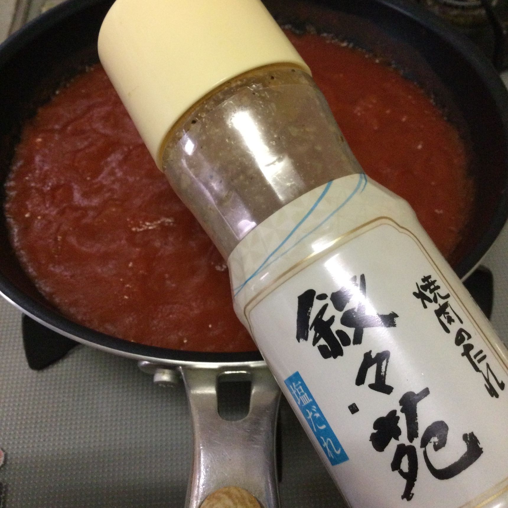 焼肉のたれ〈叙々苑の塩だれ〉を加えるだけで簡単おいしいトマトソース！小松菜とホタルイカのトマトパスタ