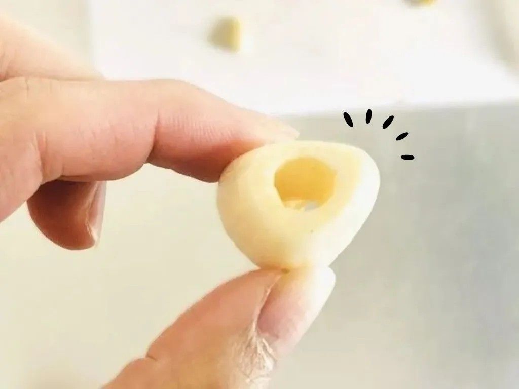 にんにくの芯をするっと簡単に取る方法。料理のひと手間がグンと楽になりますよ♪