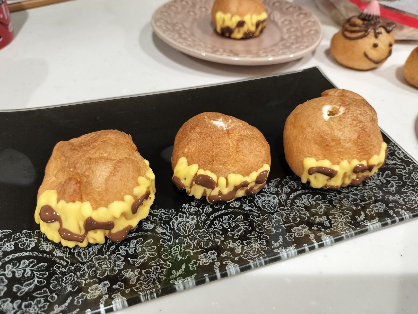 黄色のチョコペンで鬼のパンツ部分を描く（下半分を塗りつぶせばOK）。その上から黒か茶色のチョコペンで虎模様になるように点々を書く