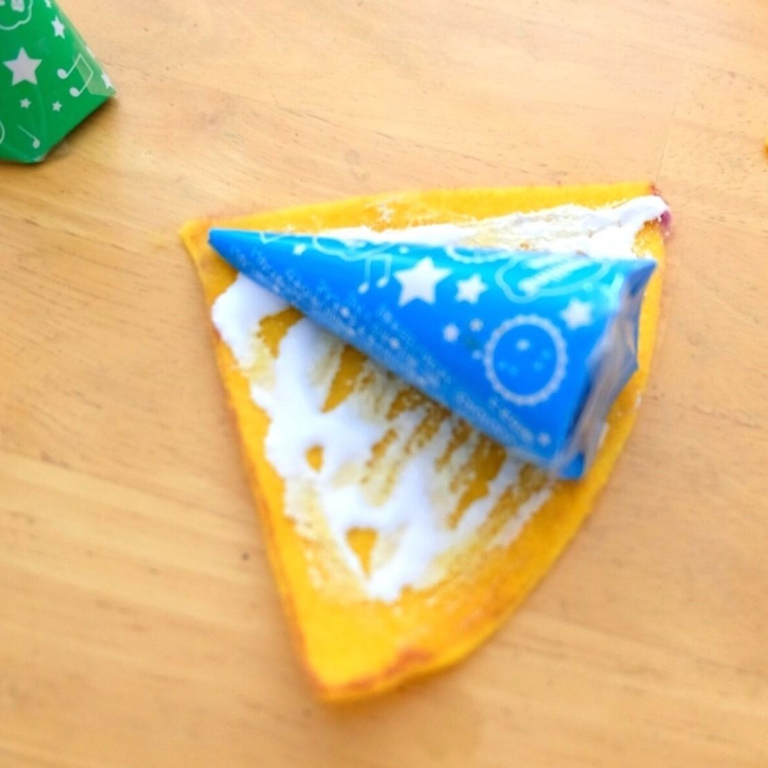 型にフェルトを接着します