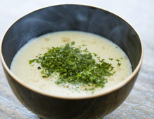 北京生まれの料理家が「風邪をひきそうなときに必ず食べるスープ」。しかも…一度食べたら絶対にまた作りたくなるおいしさです♪