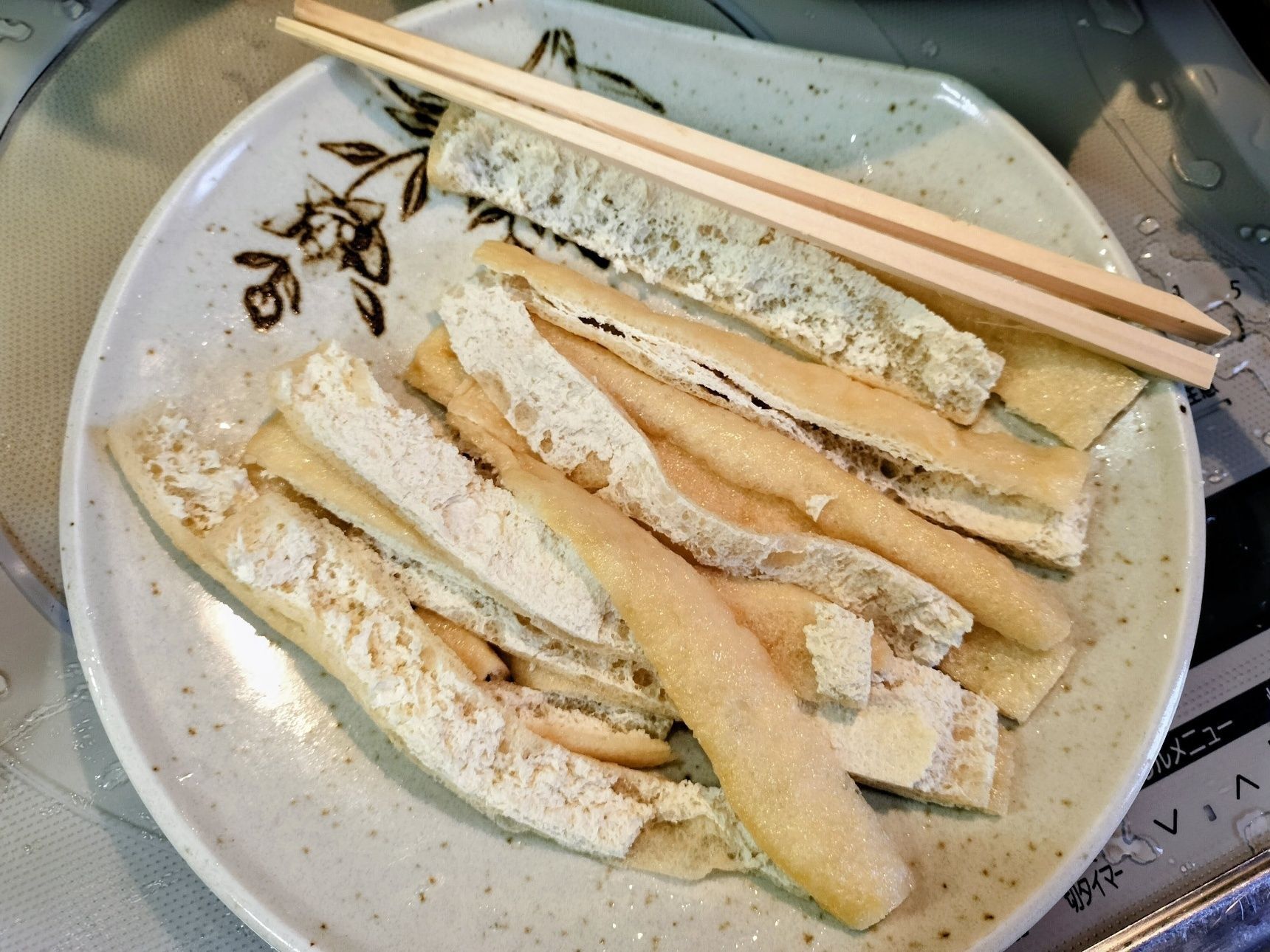 2.油揚げを開いて、（ほうとう麺のように）細長く切る