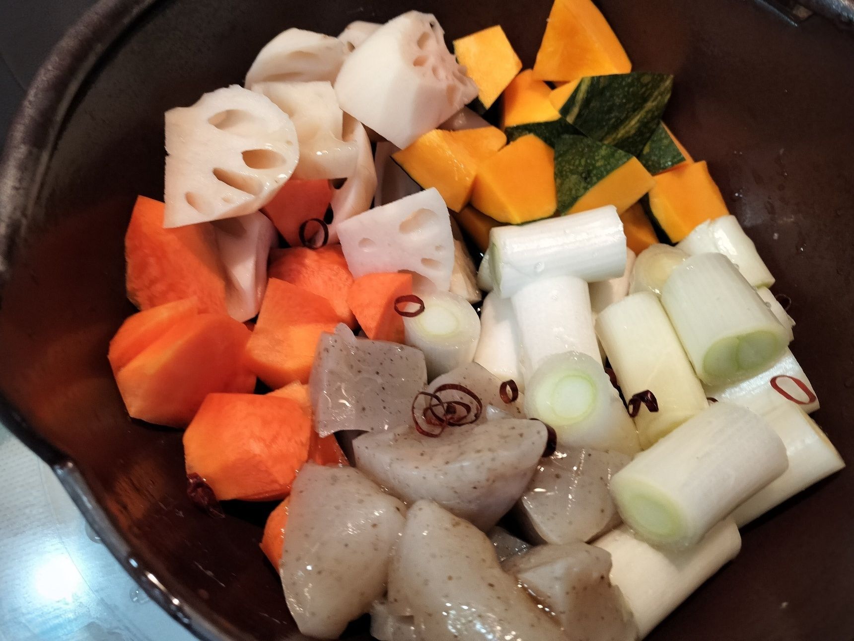 1.鉄鍋を熱し、ごま油と輪切り唐辛子を入れる→材料●を入れて炒める