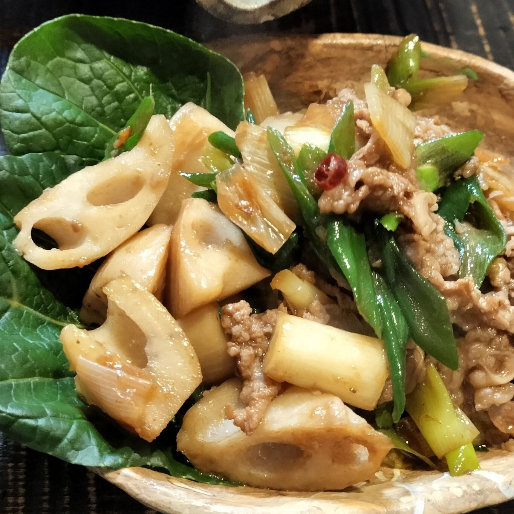 簡単！さっぱりコク旨！牛バラ肉のしぐれ煮風炒め物！れんこん乱切り、ねぎぶつ切り！