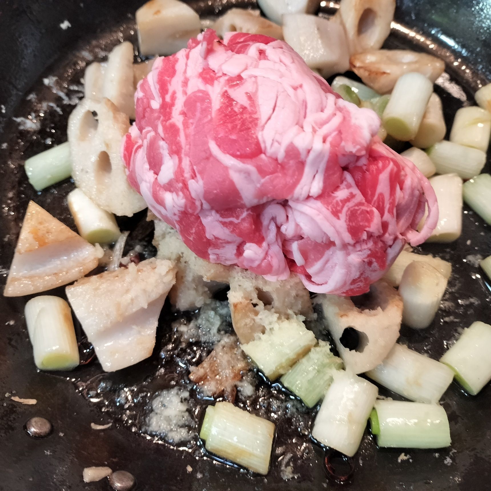 3. すりおろし生姜と牛肉を加える→中火で牛肉に火を通す