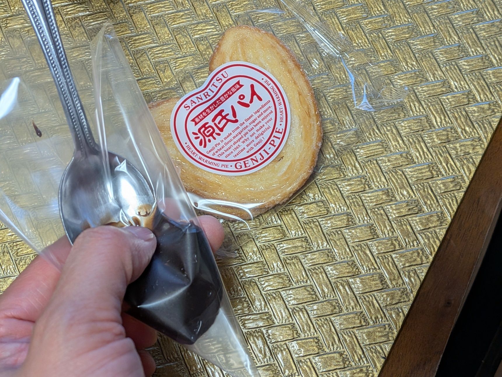 1.チョコレートクリームをコルネに詰める