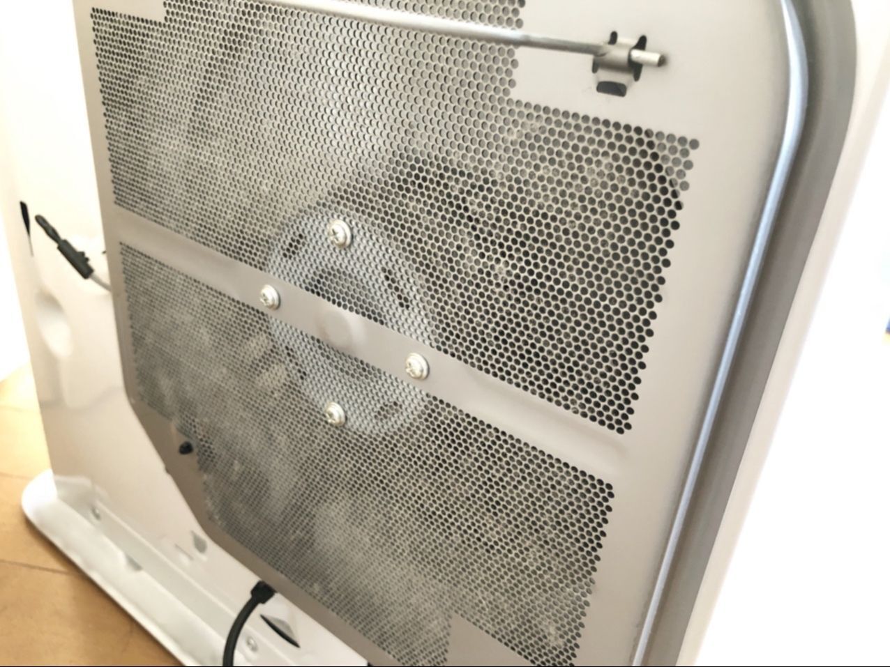 念の為ファンヒーターの裏面のフィルターをチェック