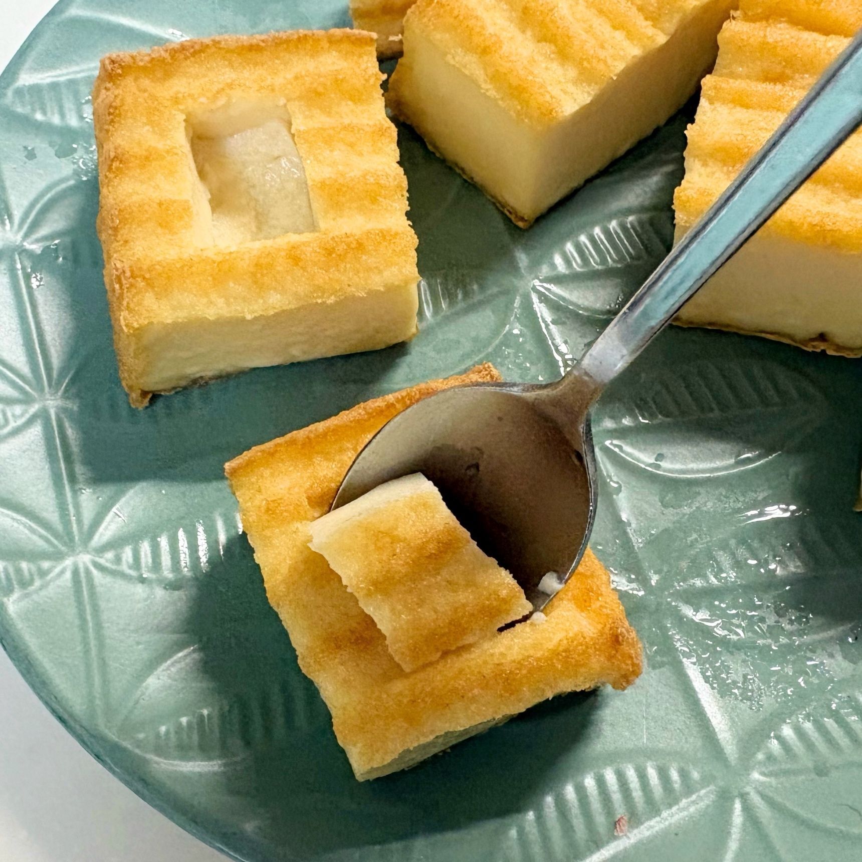 焼けたら、四角くくりぬきます