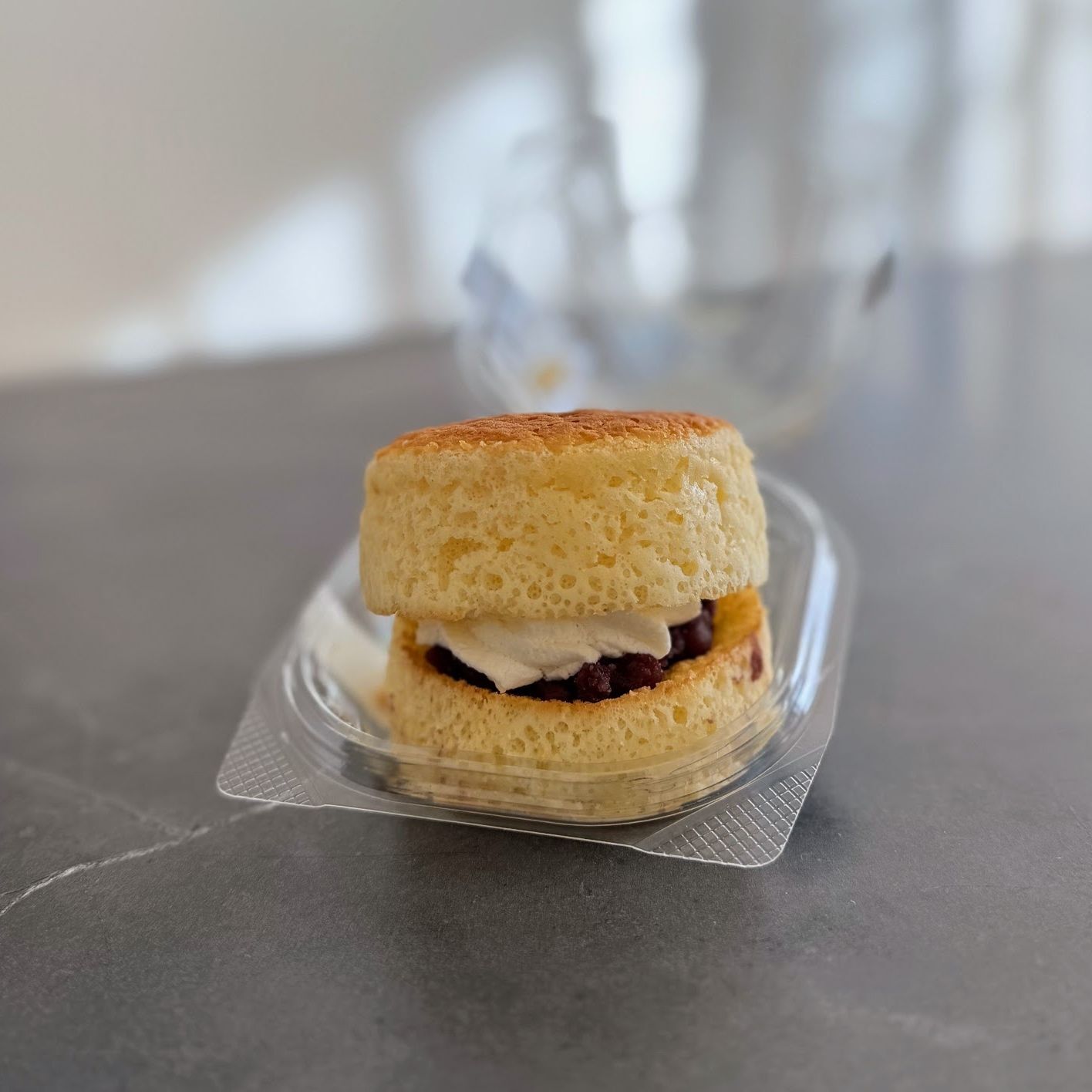 「ふわっ」とした生地が新感覚のどらやき！【雲どら つぶあん＆ホイップ】