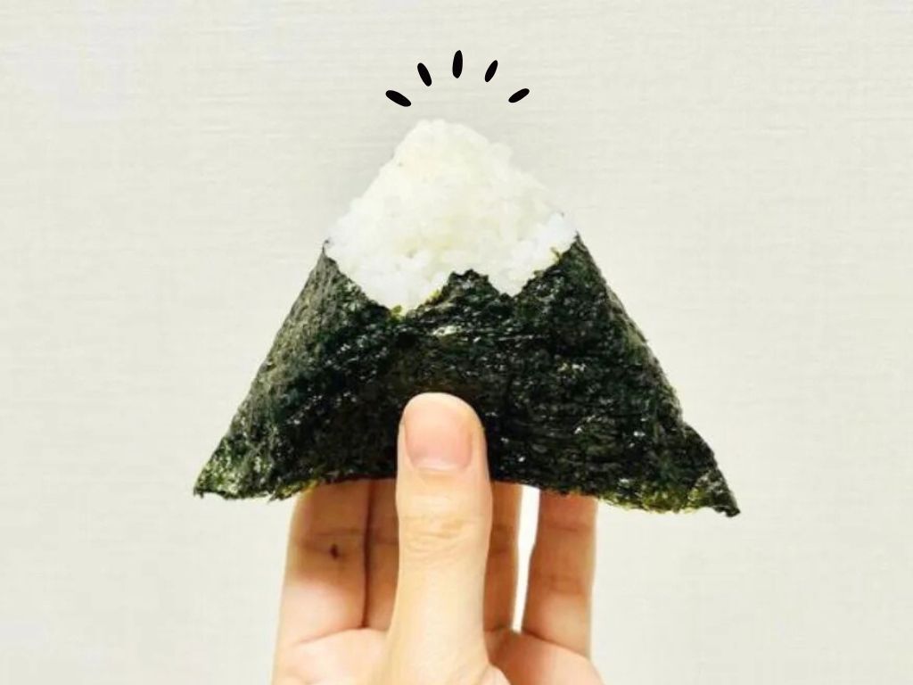 おにぎり専門店みたい！『三角おにぎり』の海苔の巻きかた。これは絶対マネしたくなる♡
