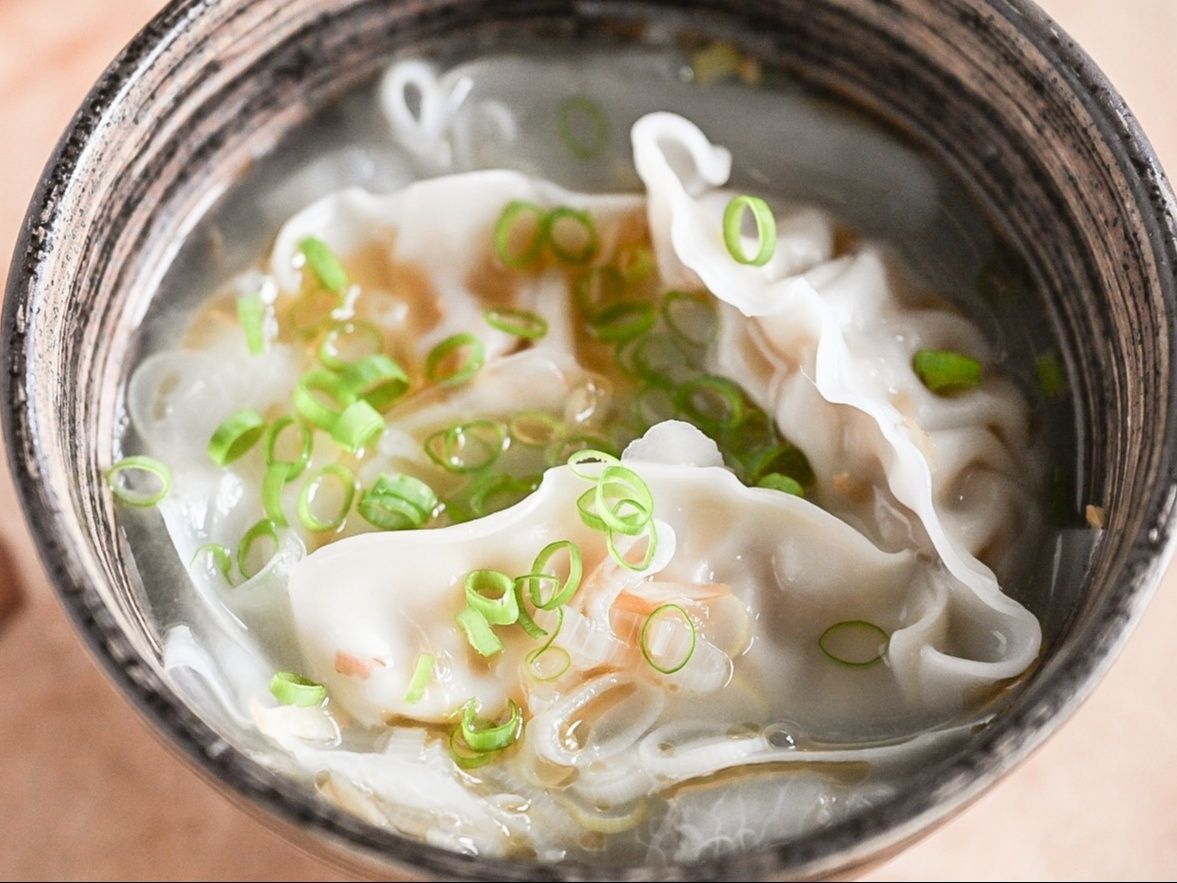 冷凍餃子と長ネギの中華スープ