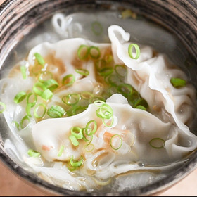 冷凍餃子と長ネギの中華スープ