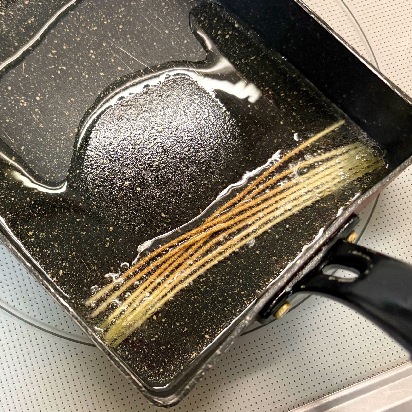 サラダスパを油で揚げます