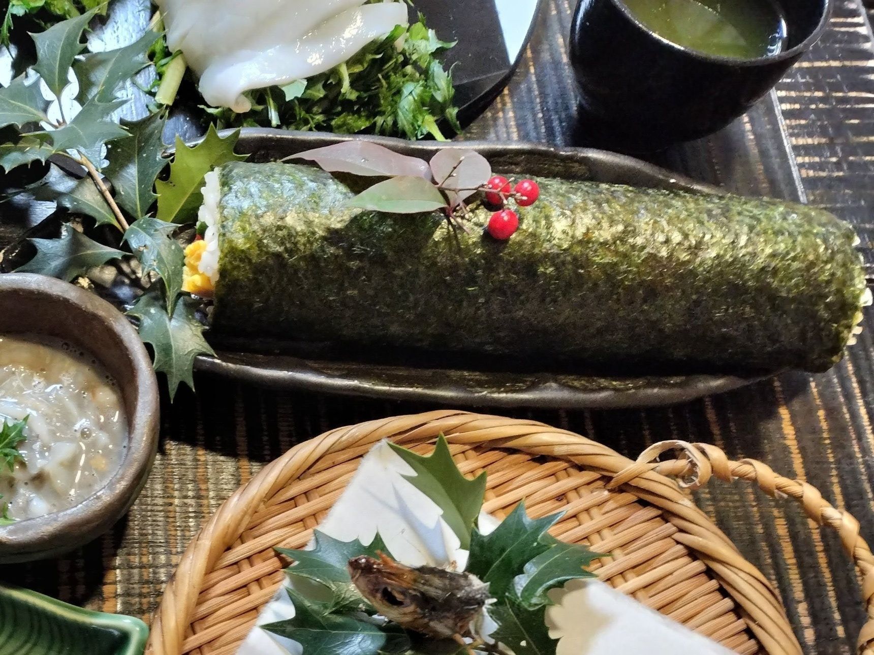 1. 長い器に、恵方巻きをのせて、節分ヒイラギと南天の葉と実を添えるだけ！