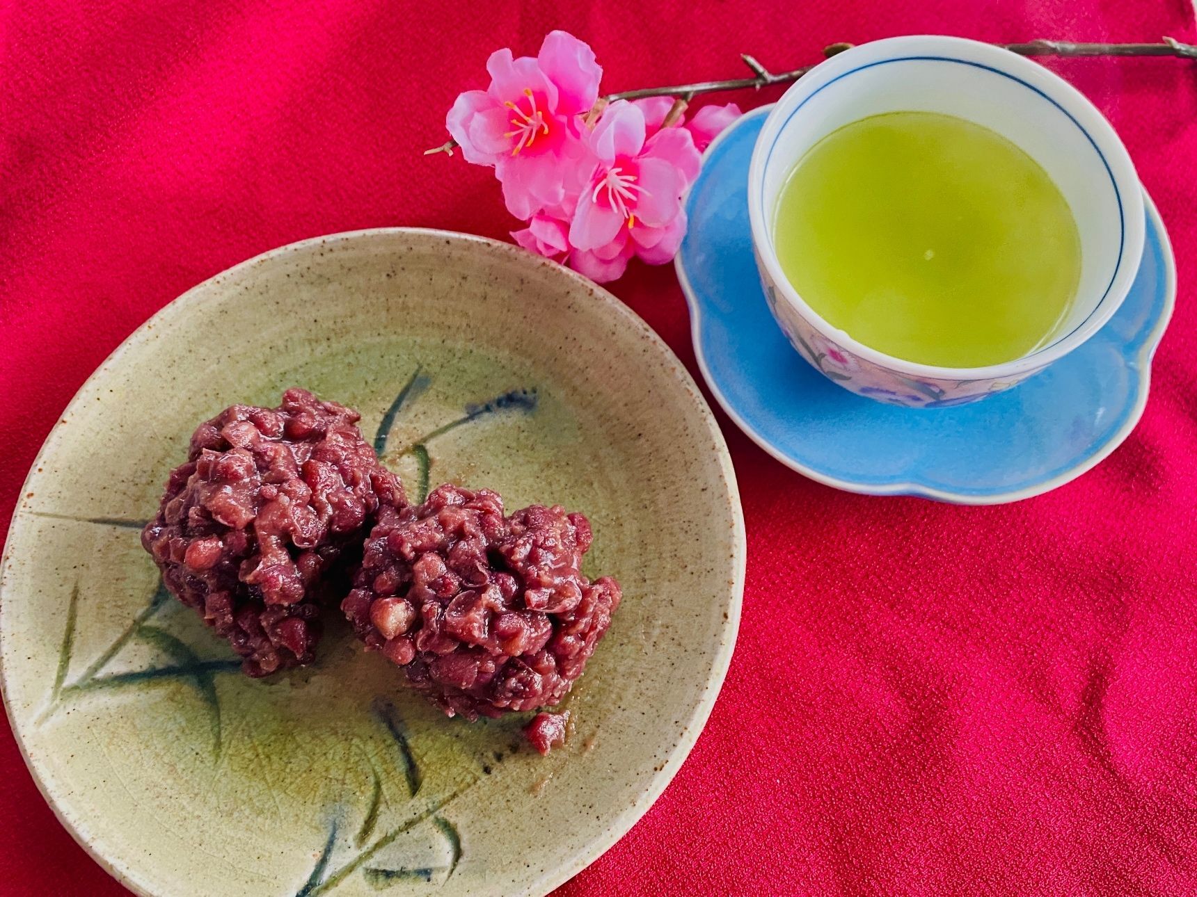 残った粒あんでおはぎ！もち米の代わりに秘密兵器！お餅じゃなくてもモチモチ〜
