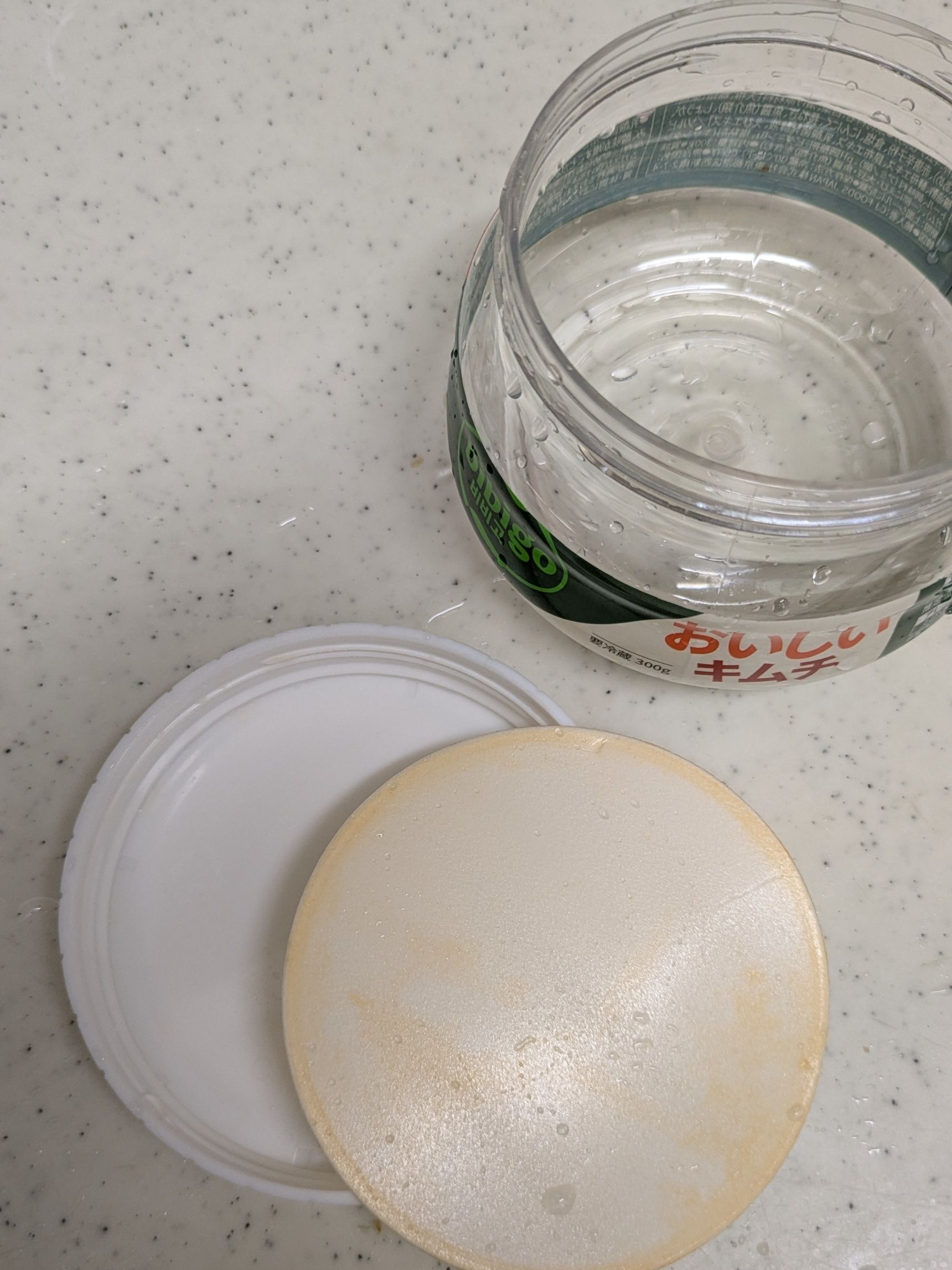 食べ終わったキムチの容器を丁寧に洗う