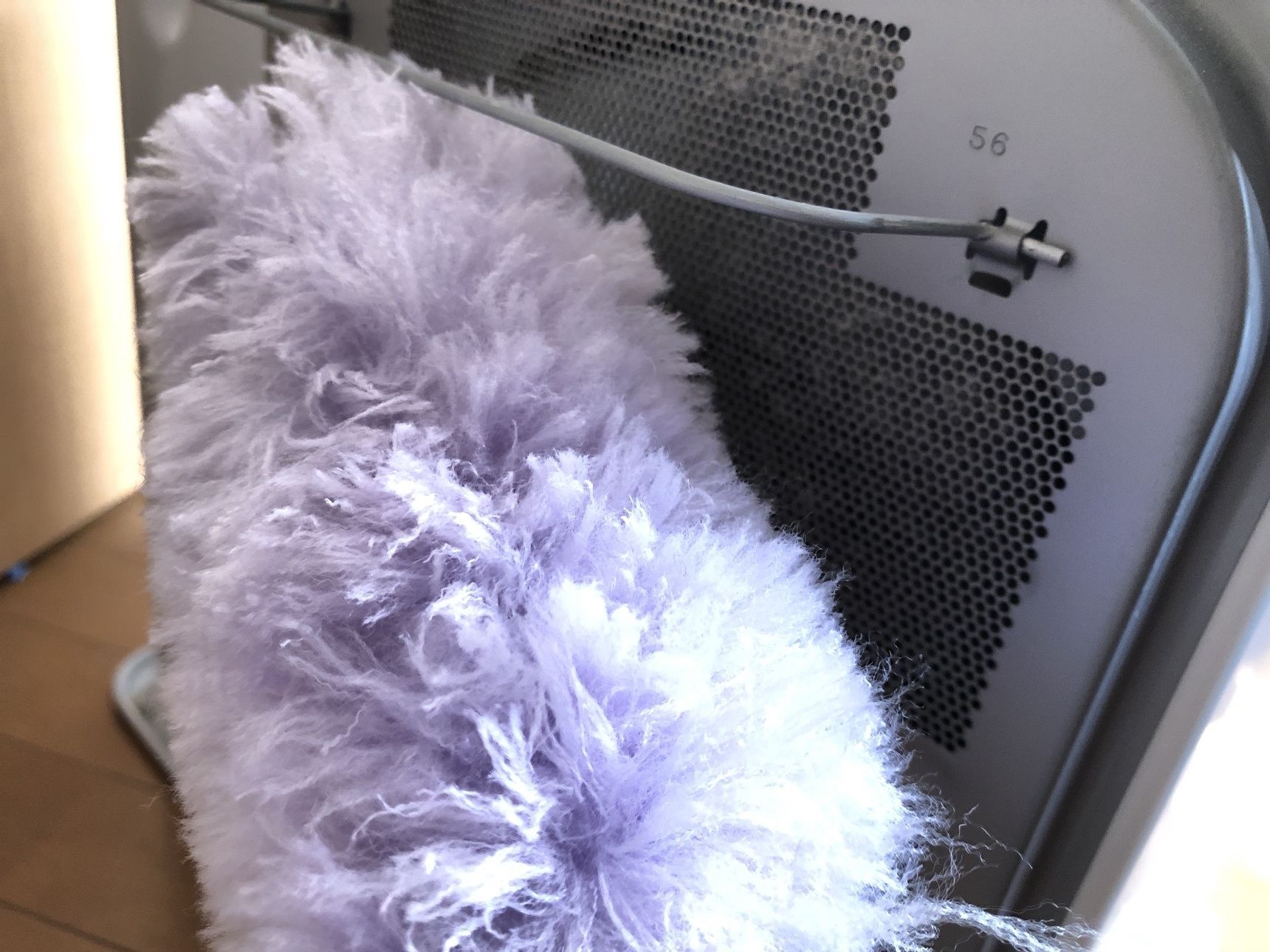 ファンヒーターを消してから掃除します