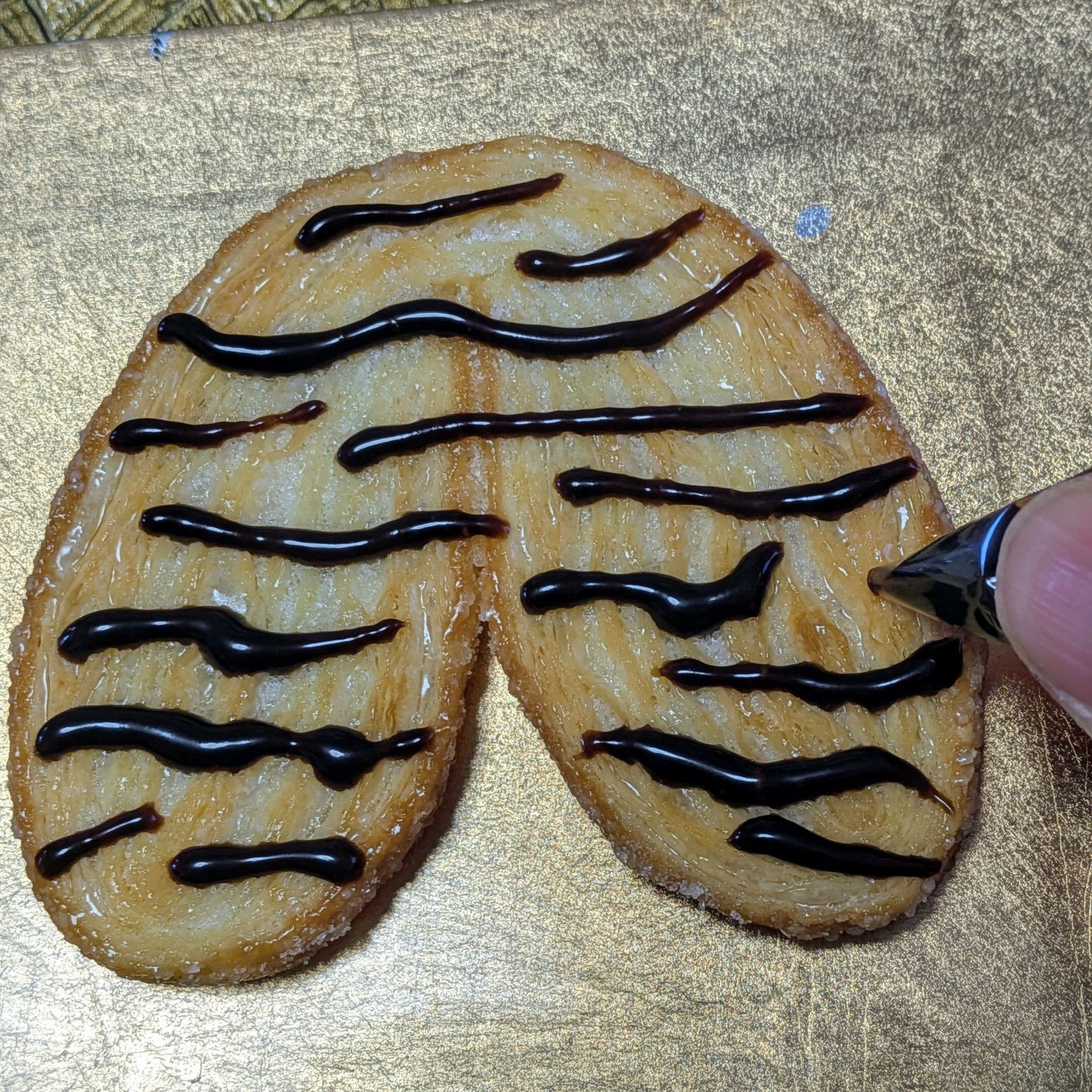 2.チョコレートクリームで線を描く