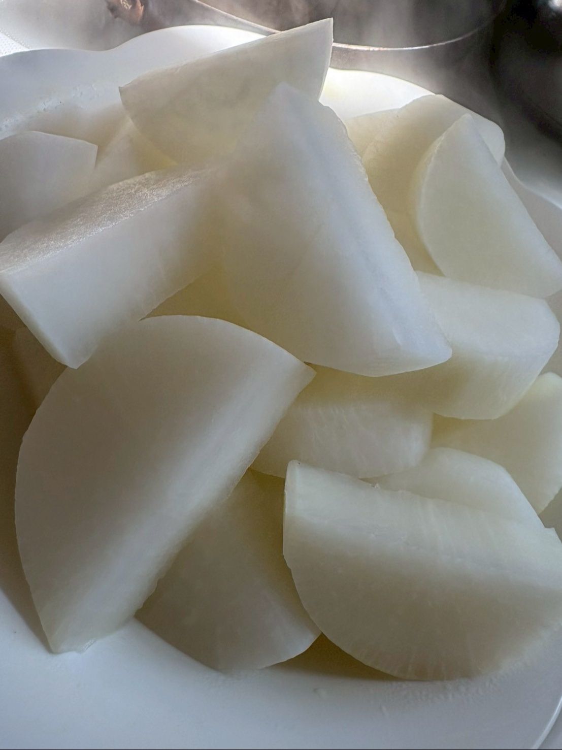 大根はさっと下茹でしておきます。