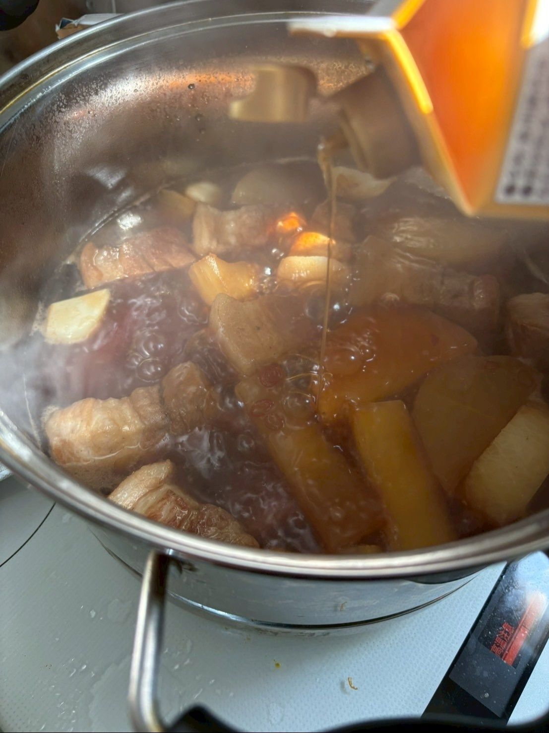 ここまで煮たら最後にごま油を垂らして完成です。