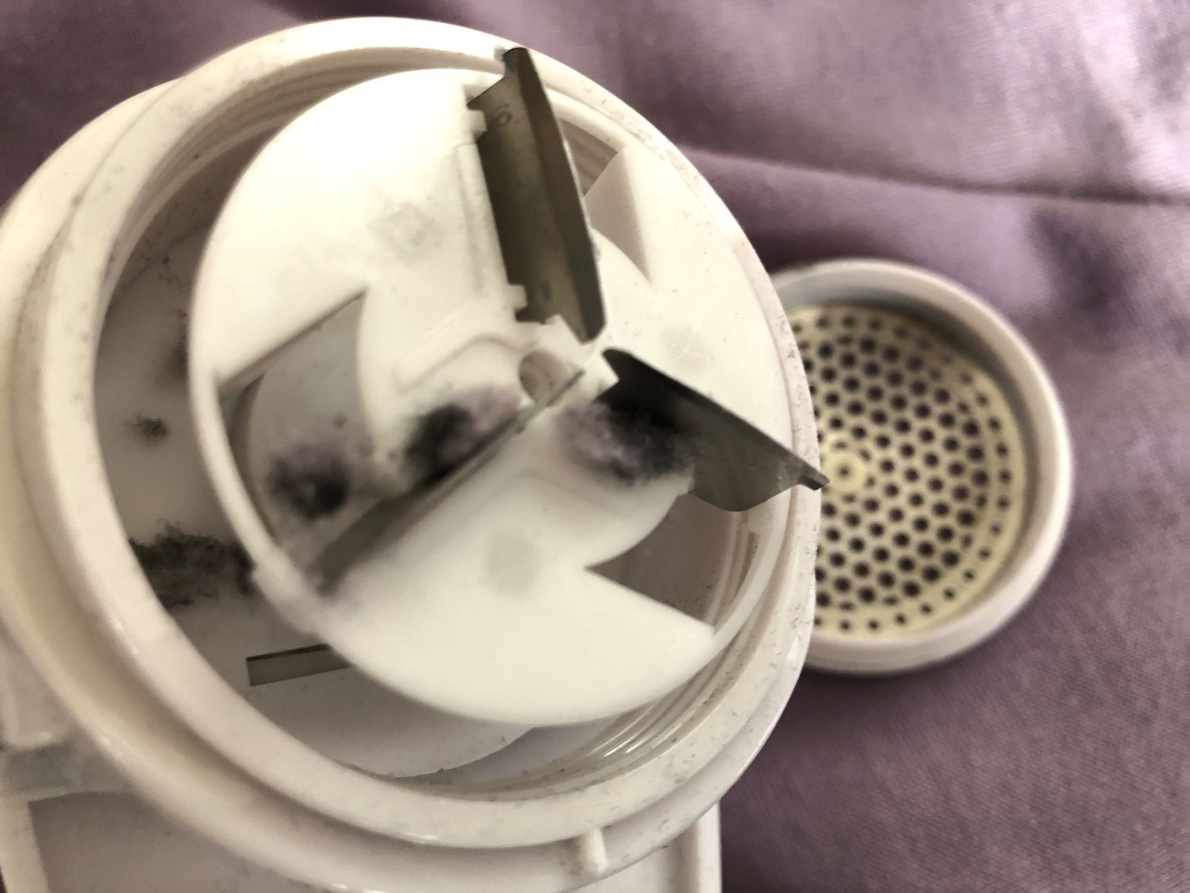 外刃をクルクルと取り外し、内刃の溝もお掃除ブラシでゴミを取ります