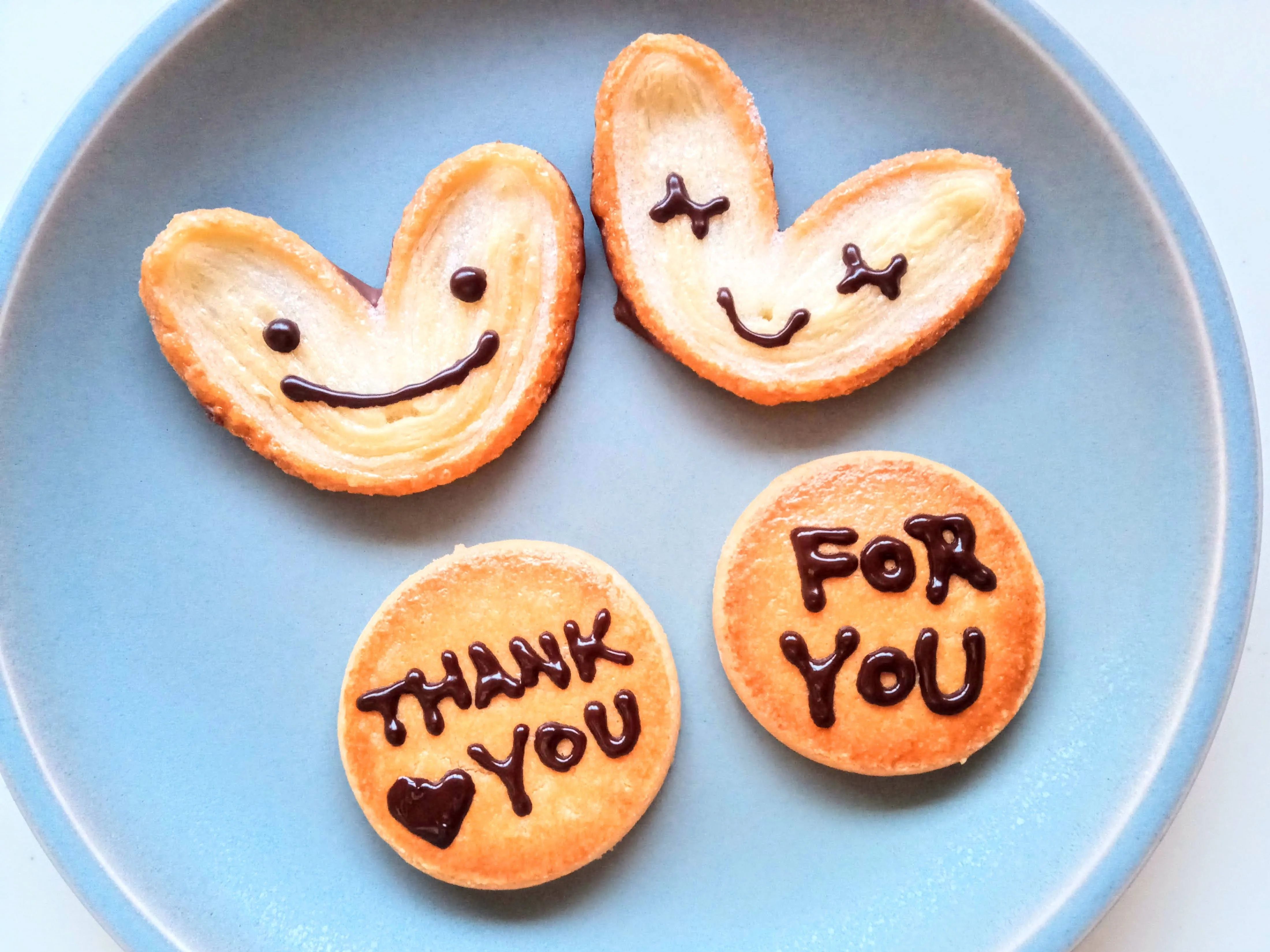 家にある『個包装チョコ』を袋のまま溶かすだけ！もうチョコペンは買いません♪描きやすくてコスパ最強な裏ワザ