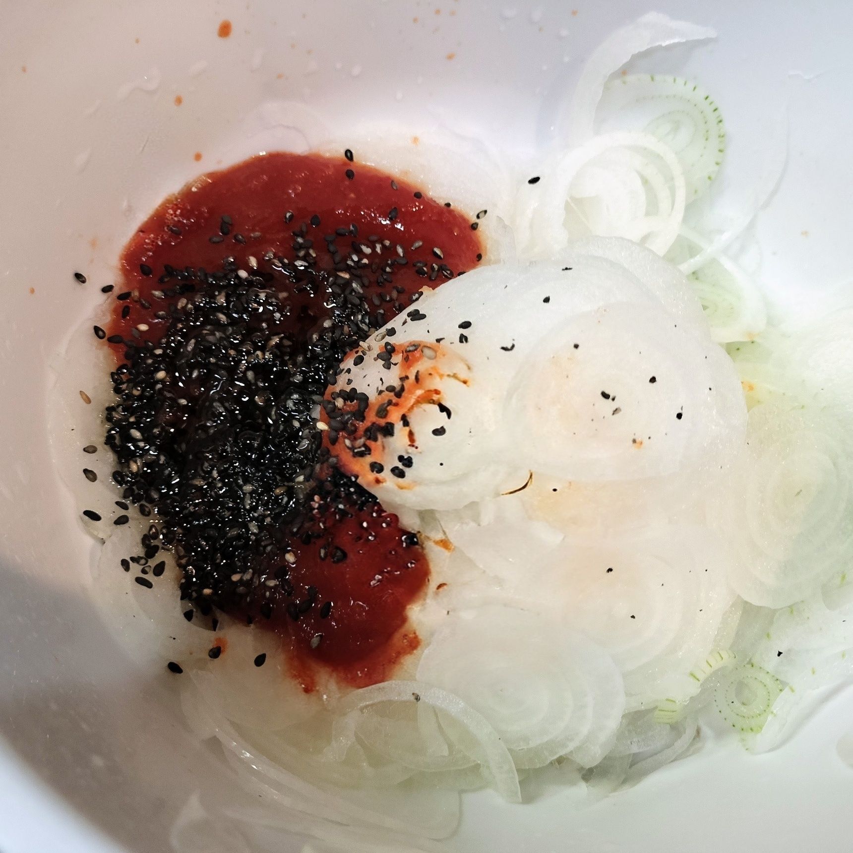 1、新玉ねぎを薄くスライスする→ボウルに、切った新玉ねぎと材料●を入れて混ぜる→そのまま放置（30分程）