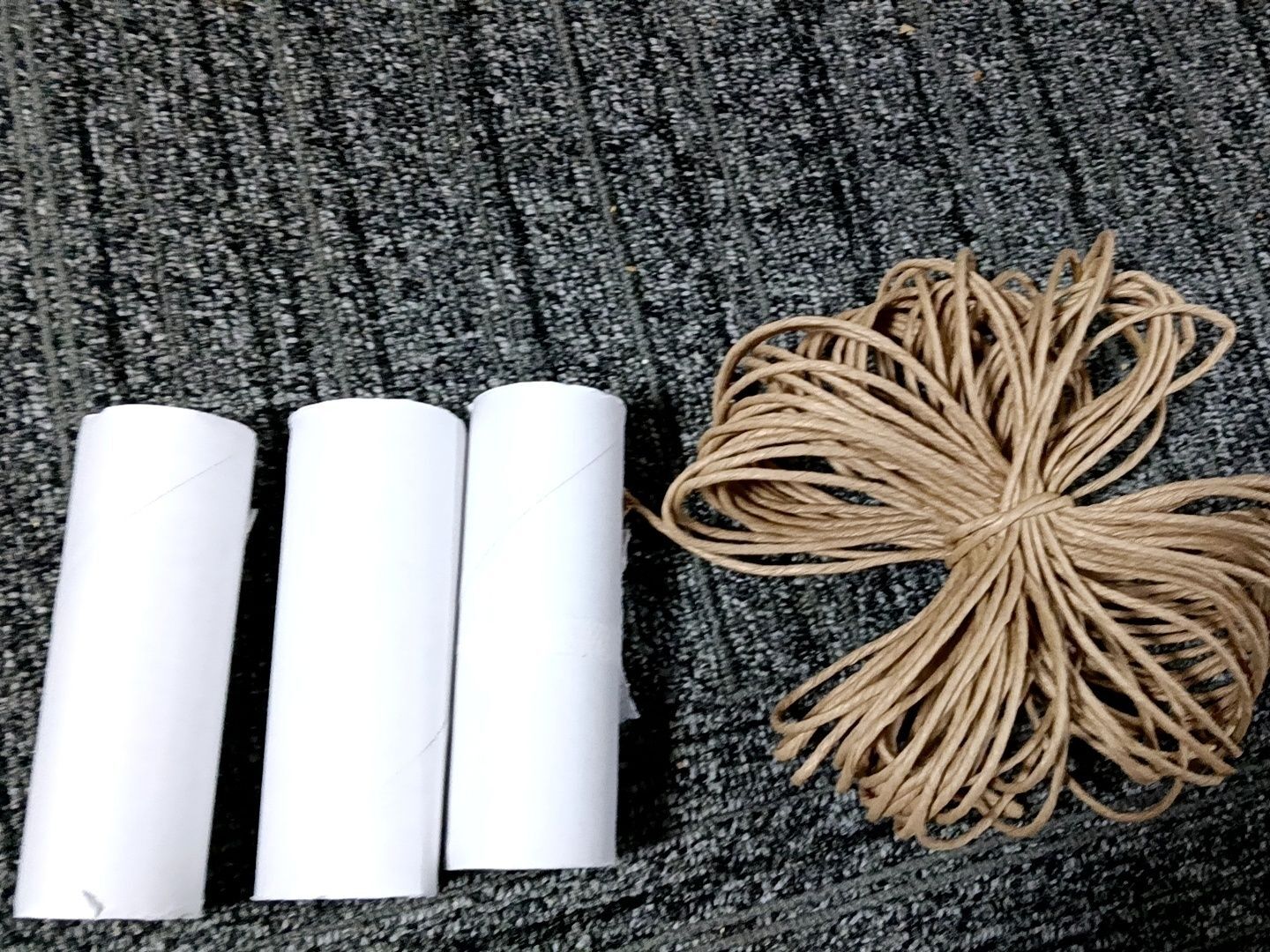 トイレットペーパーと麻ひもを巻いて準備する