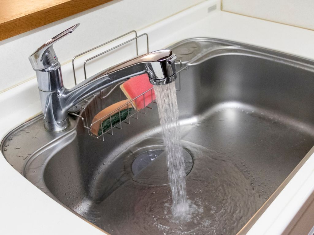 「流しちゃダメなの！？」「知らなかった…！」 実はシンクを傷めている【NG行動】