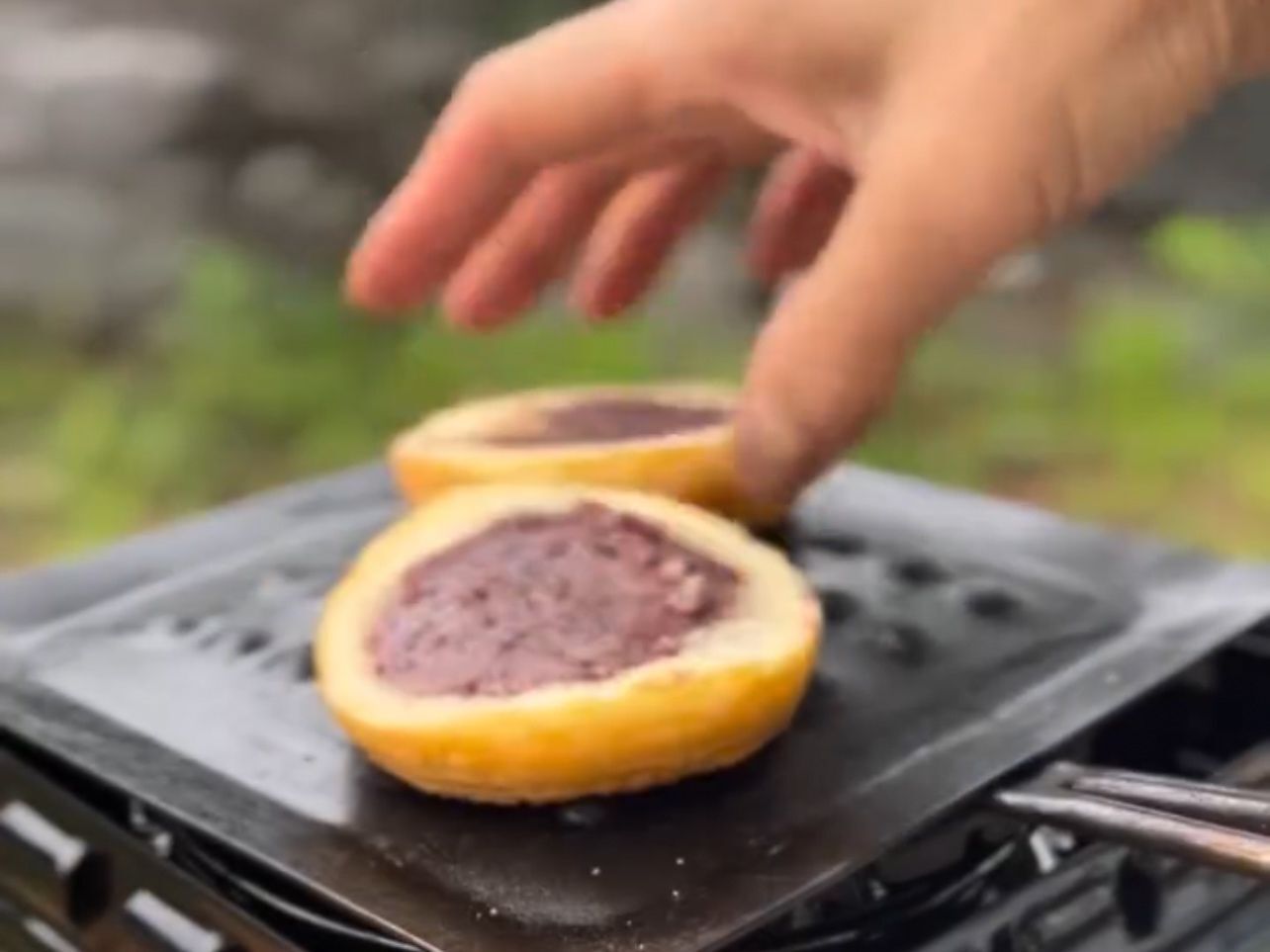 今川焼きを半分に切る