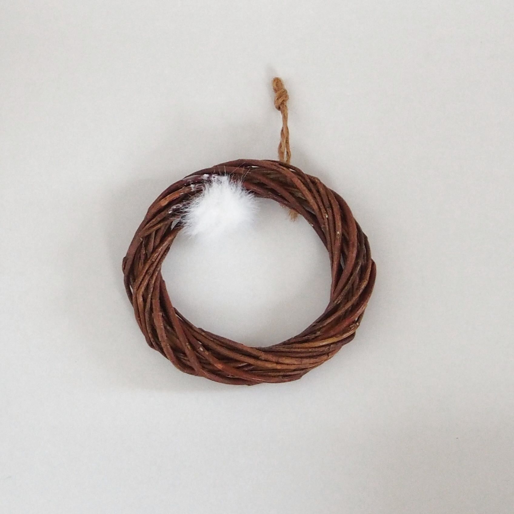 リースベースに白のふわふわを付けていきます