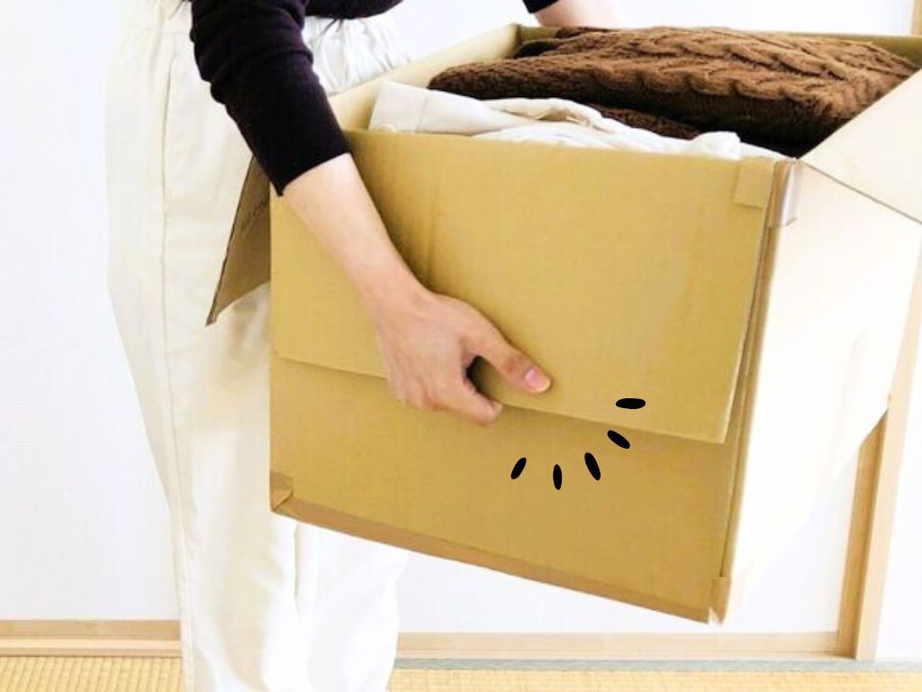 『重たい段ボール』を驚くほどラクに持ち運ぶ裏ワザ。"持ち方"にコツがあるんです♪