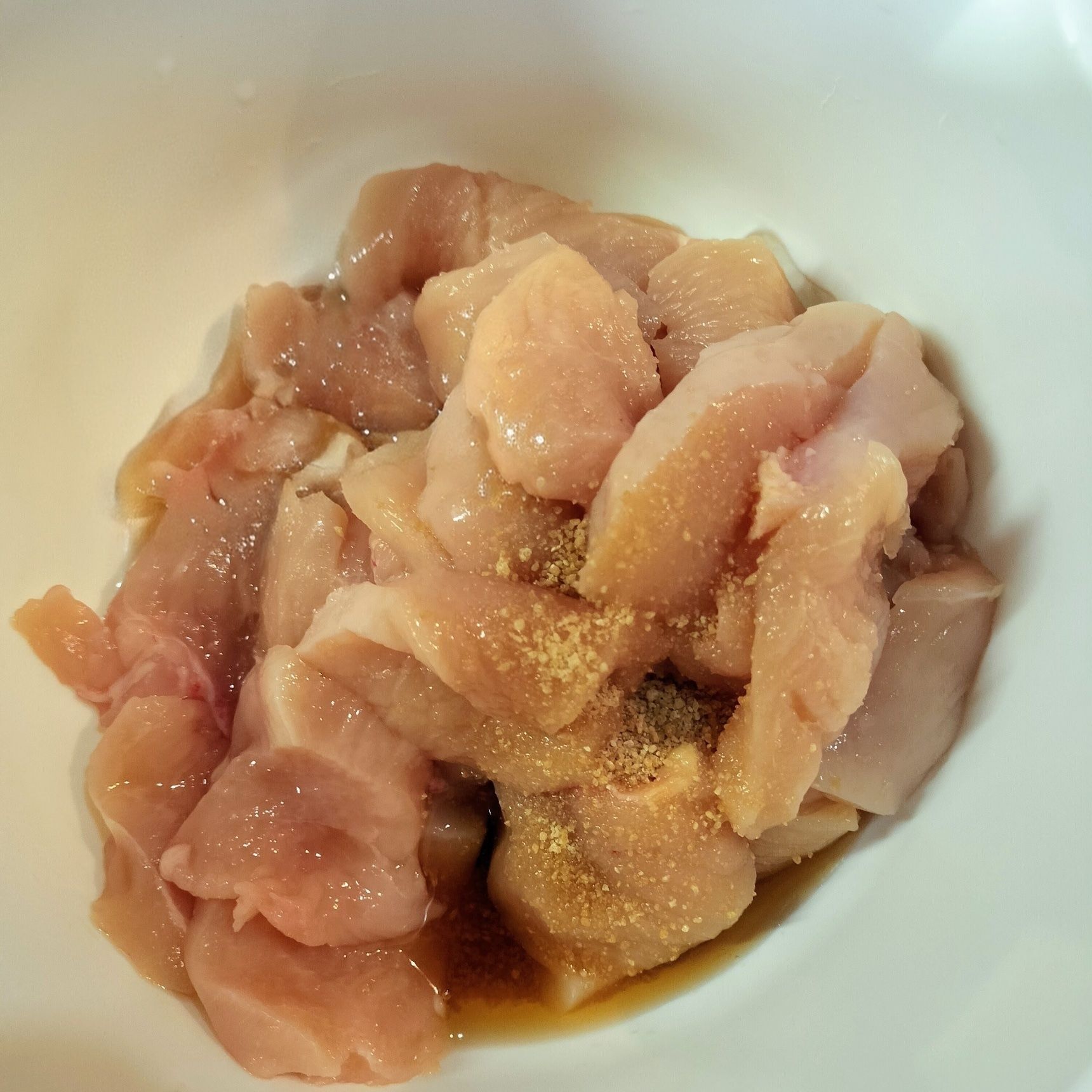 3．ボウルに、切った鶏むね肉と材料●を入れて、軽く揉み込む→そのまま放置（10分程）