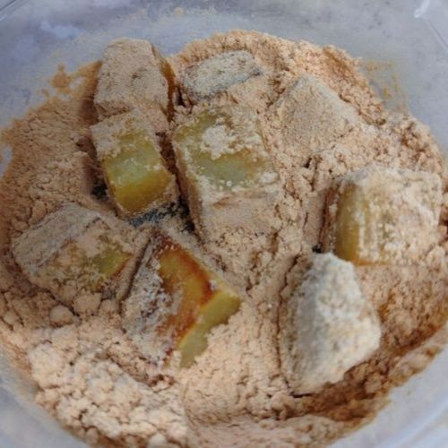 きな粉をまぶす