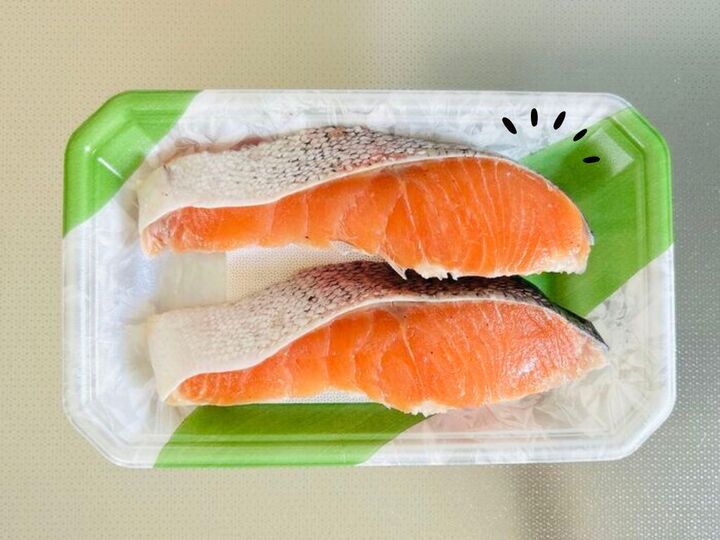 鮭の切り身を買ったらすぐやること。パックのまま冷蔵庫に入れるのちょっと待って!