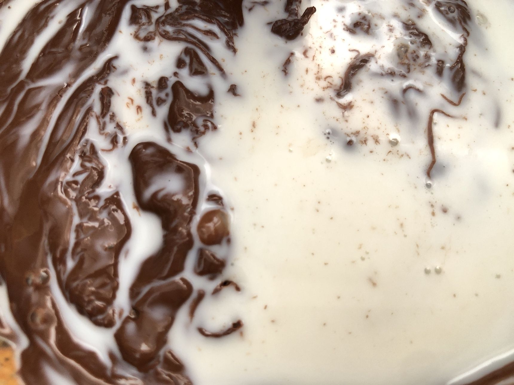 牛乳を少量ずつ加えて混ぜます