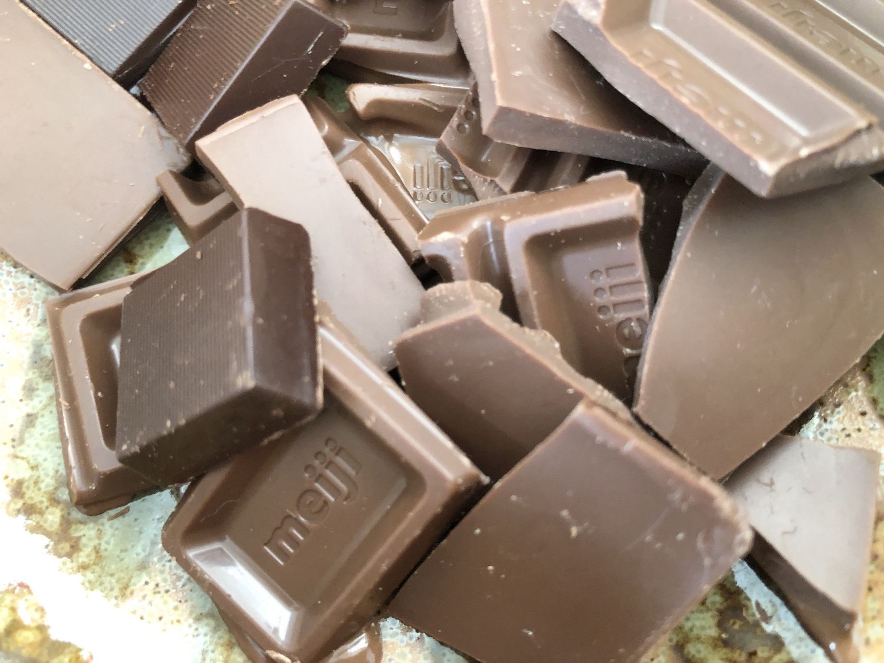 チョコレートを耐熱容器に割り入れ600Wの電子レンジで1分加熱します