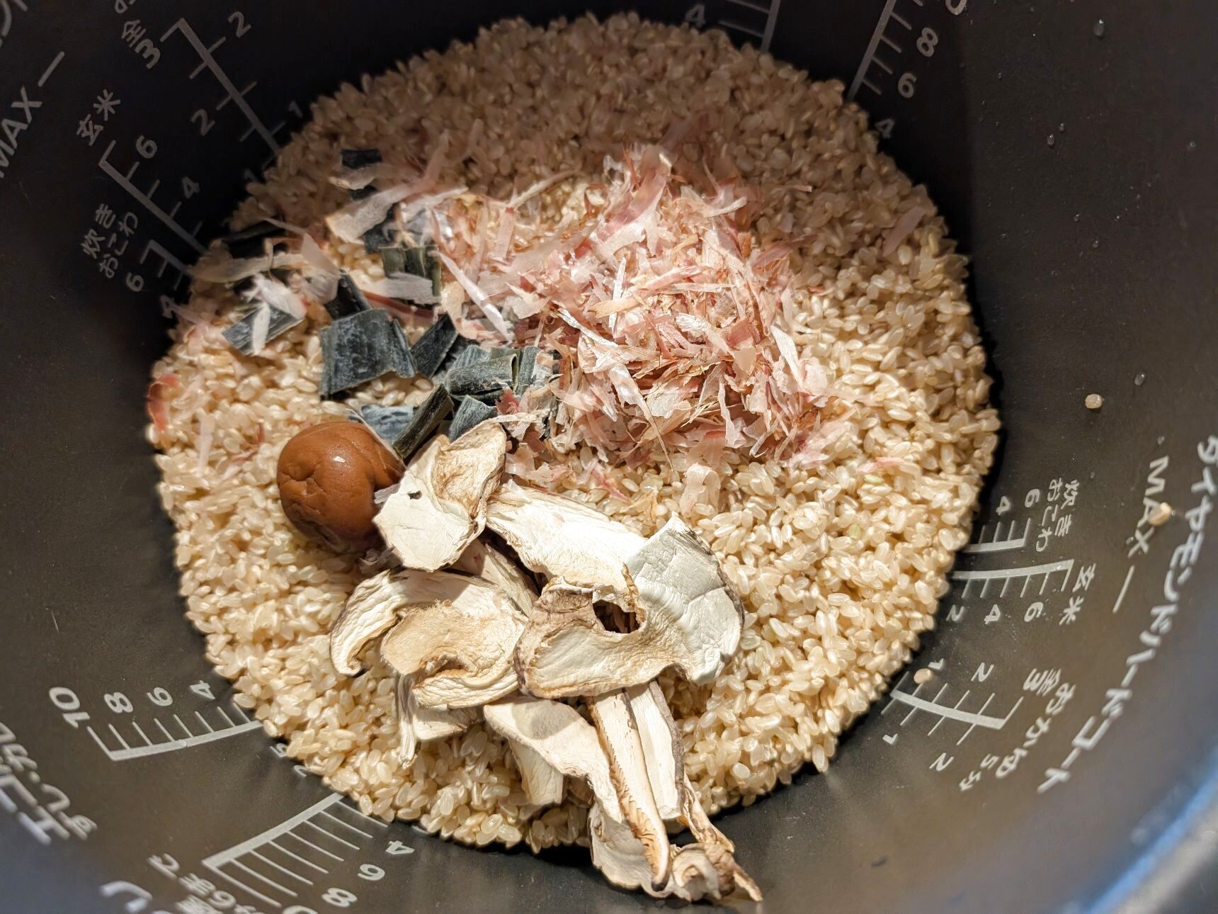 材料を入れてから分量通りの水を入れます