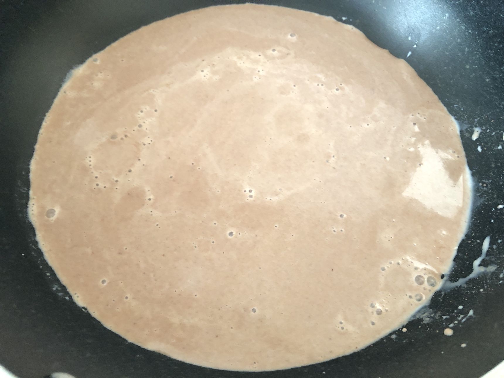 深型のフライパンに入れ、沸騰させないように気を付けながら温めます