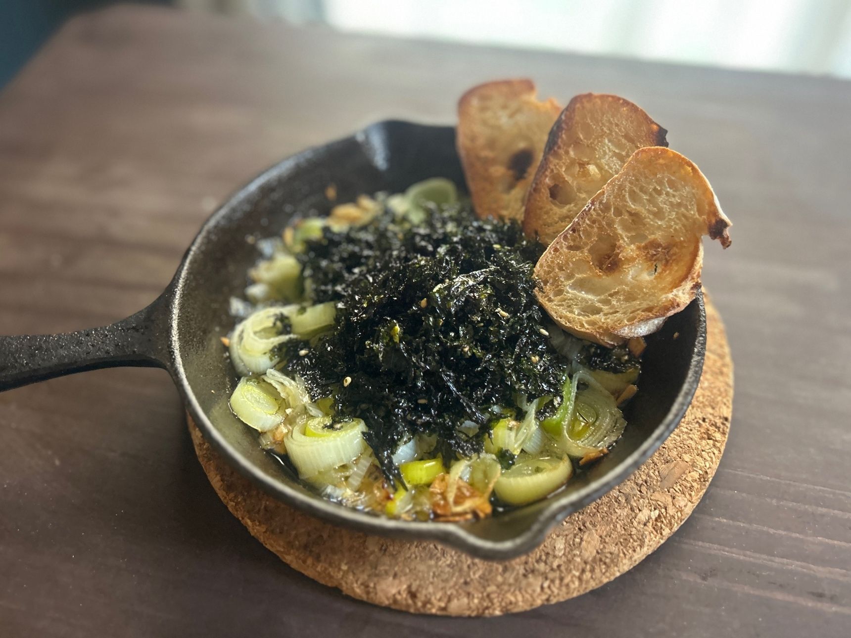 〈キャンプ飯〉ネギとジャバン海苔のアヒージョ