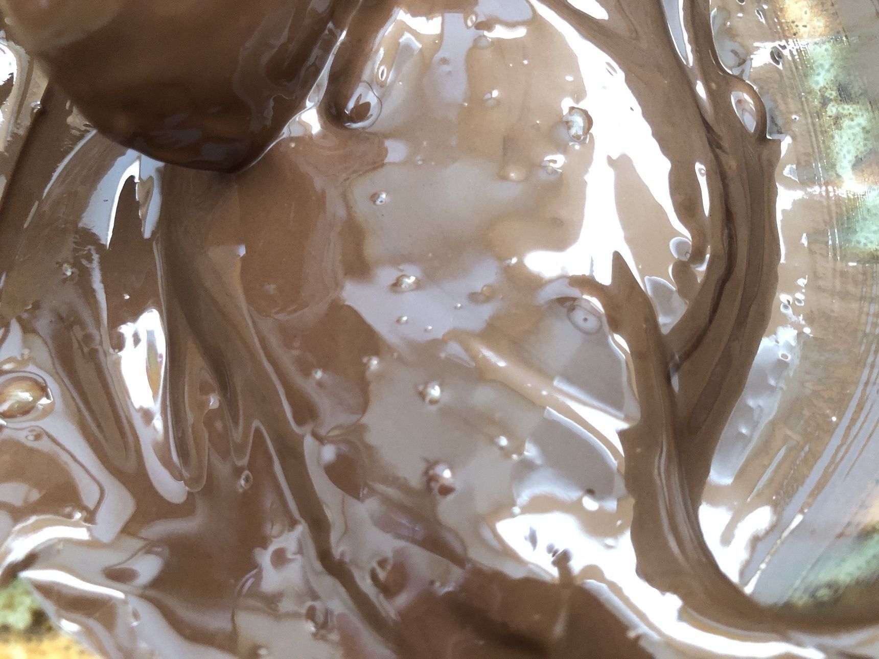 そのまま少し置いておき、チョコが溶けてきたらかき混ぜて溶かします