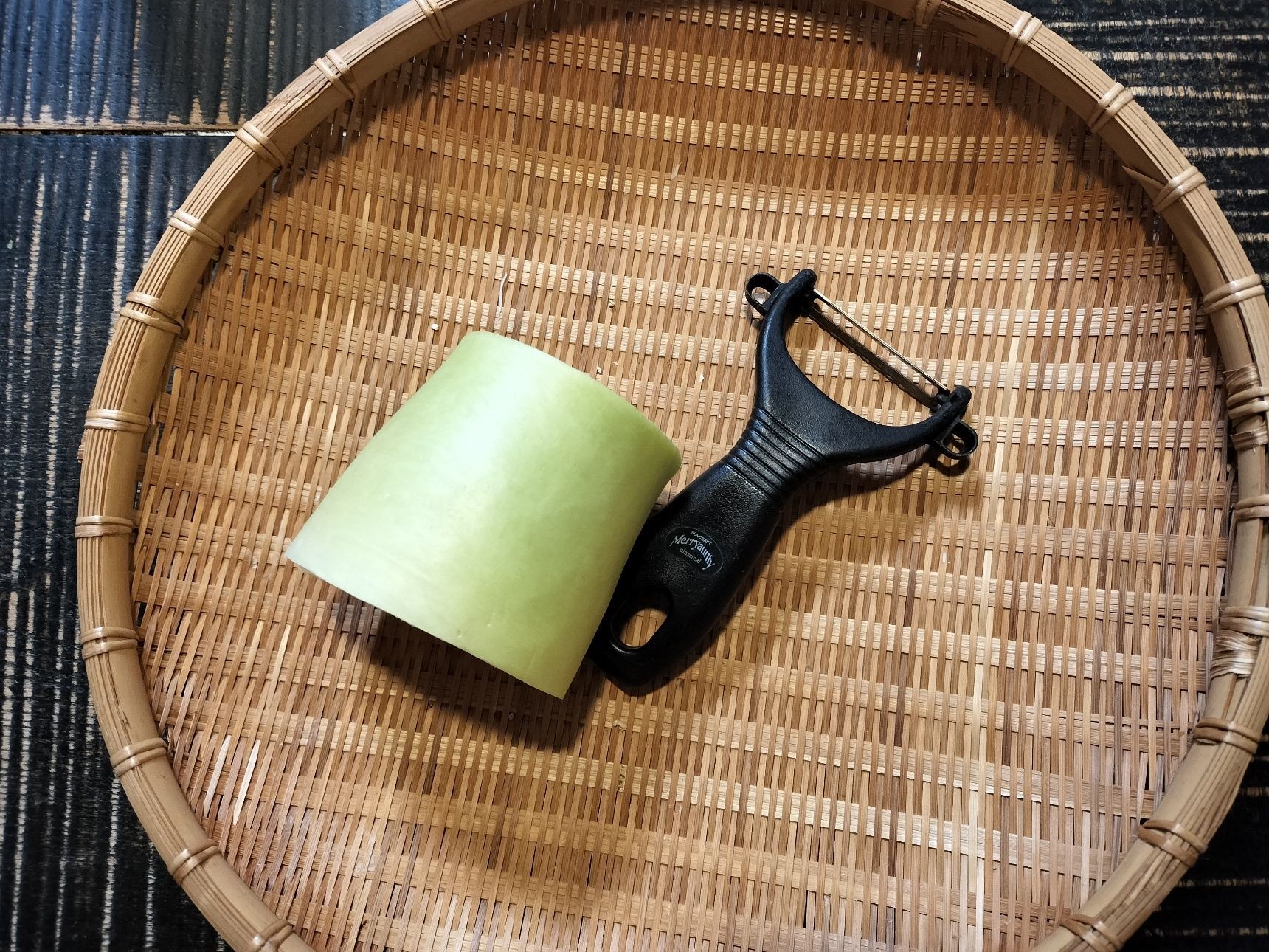 1、大きくて平な籠ザルを用意する→大根をピーラーで薄くスライスする→均等に広げる