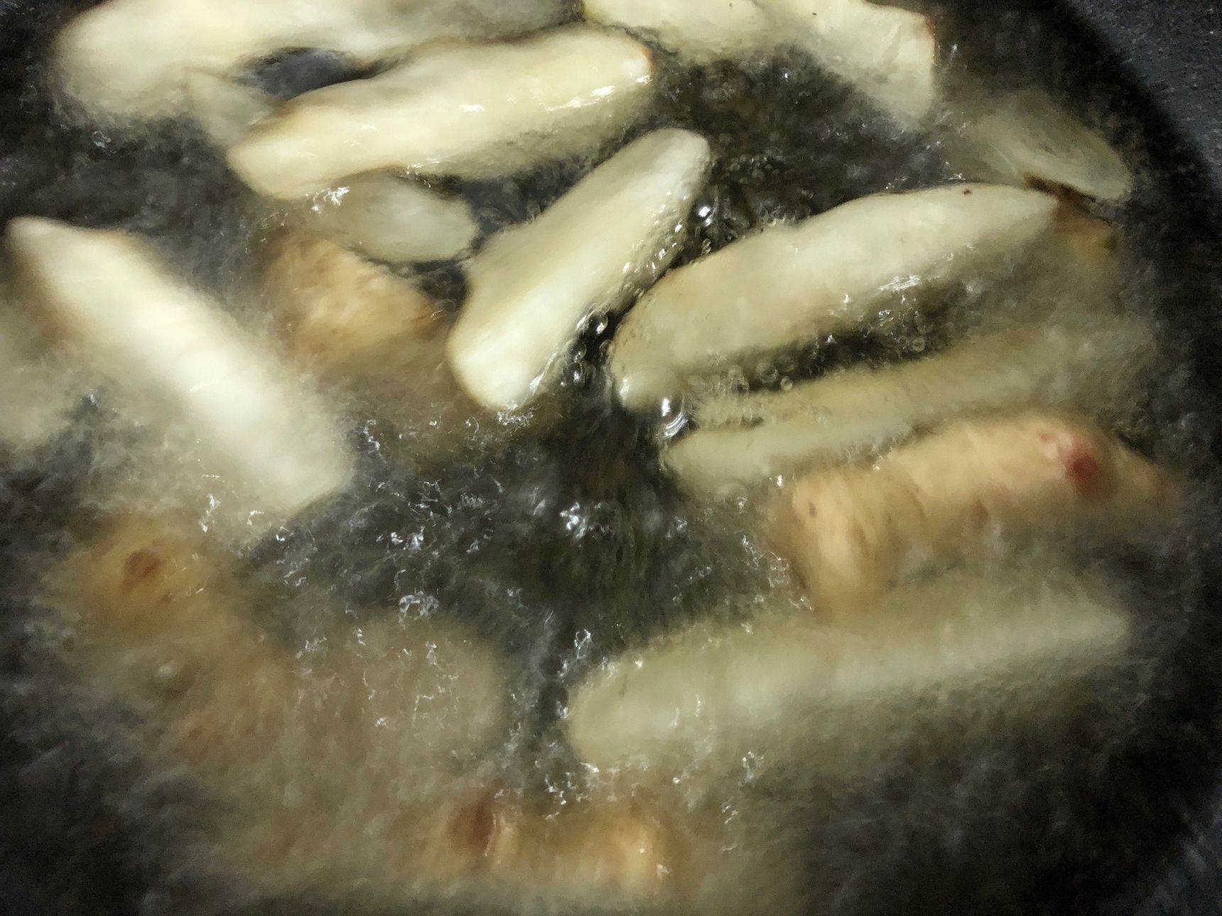 水気を切って180℃に熱した油で揚げます